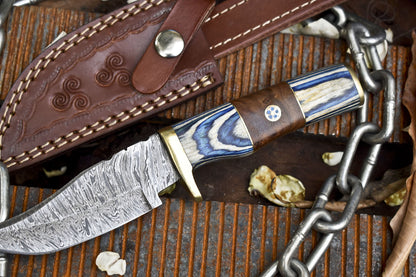 Fire Pattern Damascus Skinner Knife – Hardwood Handle with Brass Guard & Leather Sheath