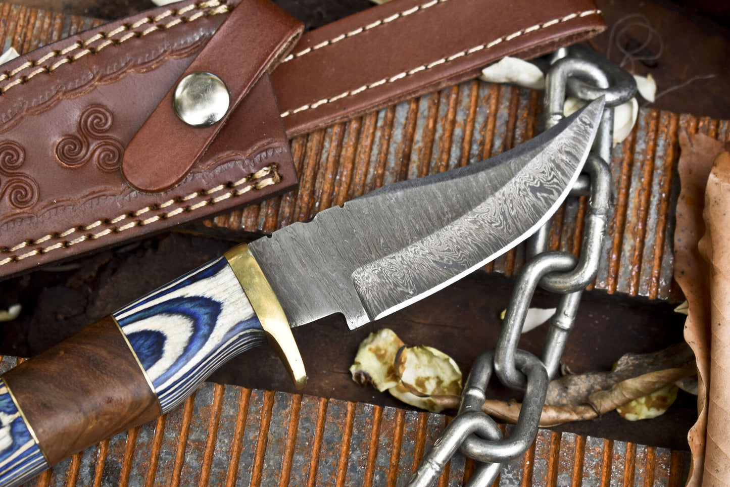 Fire Pattern Damascus Skinner Knife – Hardwood Handle with Brass Guard & Leather Sheath