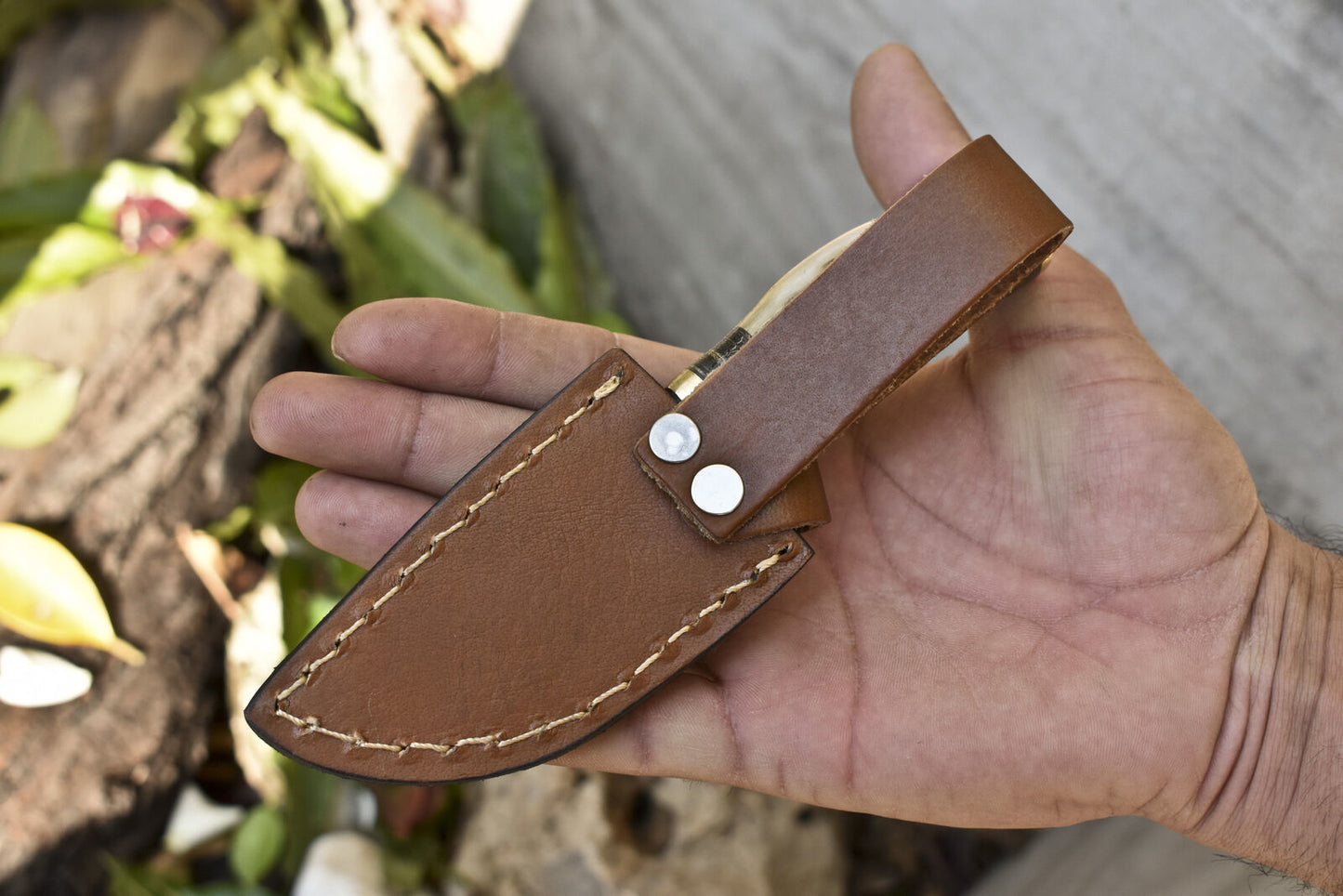 Forged Twist Damascus Skinner Knife with Ram’s Horn Handle and Brass Guard – Compact Hunting Blade