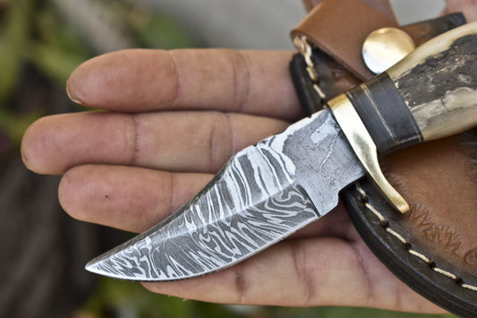 Forged Twist Damascus Skinner Knife with Ram’s Horn Handle and Brass Guard – Compact Hunting Blade
