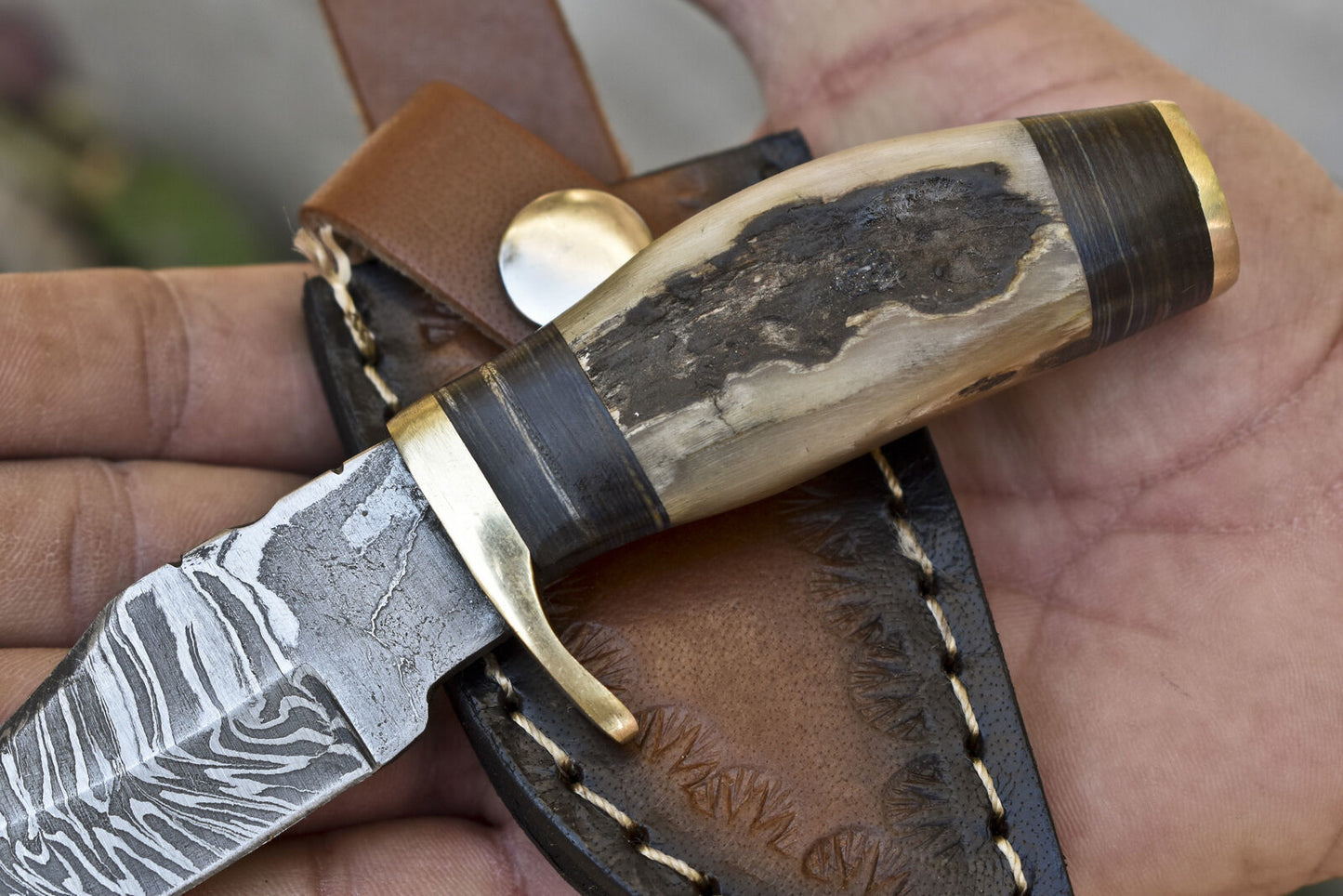 Forged Twist Damascus Skinner Knife with Ram’s Horn Handle and Brass Guard – Compact Hunting Blade