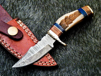 Hand Forged Damascus Steel Bowie Knife – Ram Horn & Hardwood Handle, 6" Hunting Blade