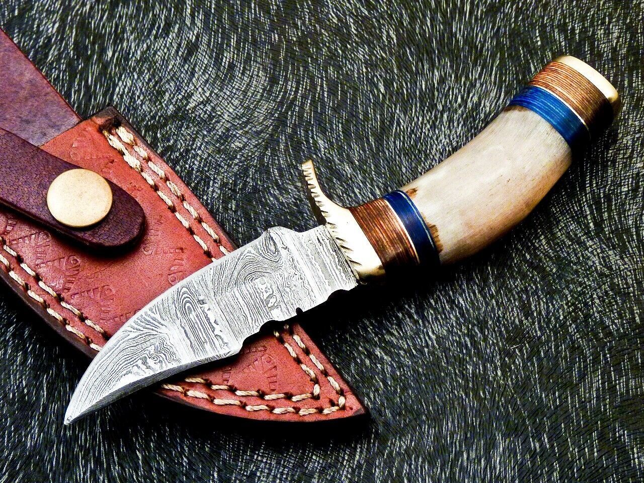 Hand Forged Damascus Steel Bowie Knife – Ram Horn & Hardwood Handle, 6" Hunting Blade