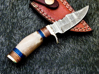 Hand Forged Damascus Steel Bowie Knife – Ram Horn & Hardwood Handle, 6" Hunting Blade