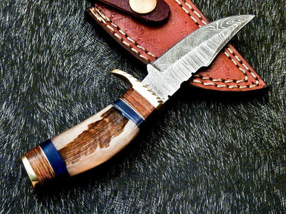 Hand Forged Damascus Steel Bowie Knife – Ram Horn & Hardwood Handle, 6" Hunting Blade