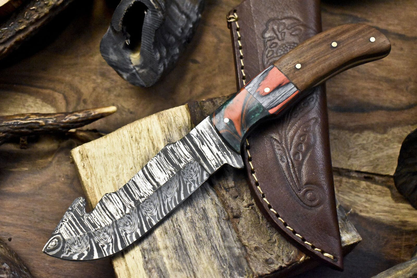 Handmade Twist Damascus Skinner Knife with Gut Hook Walnut Wood Handle & Sheath – Gift Ready