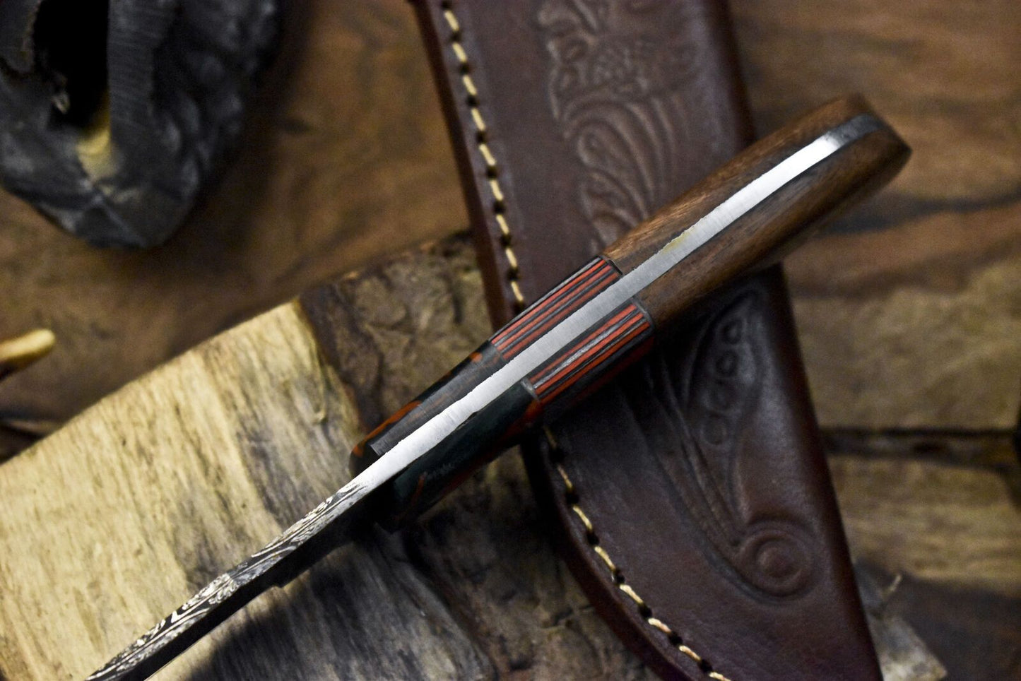 Handmade Twist Damascus Skinner Knife with Gut Hook Walnut Wood Handle & Sheath – Gift Ready