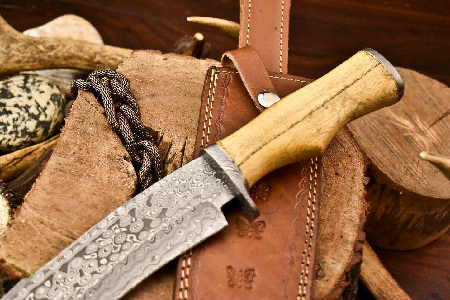15" Damascus Bowie Knife – Walnut Wood Handle