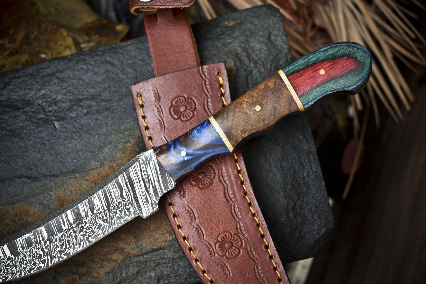 Twist Damascus Skinner Knife Handmade Hardwood Handle Fixed Blade Hunting Tool