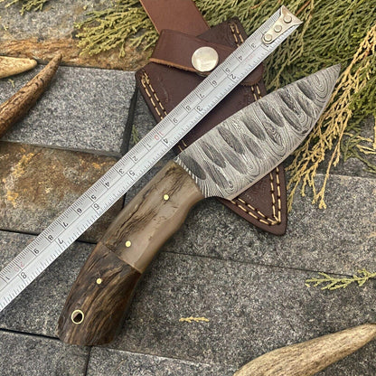 Hand-Forged Damascus EDC Bowie Knife – Ram Horn Handle & Leather Sheath