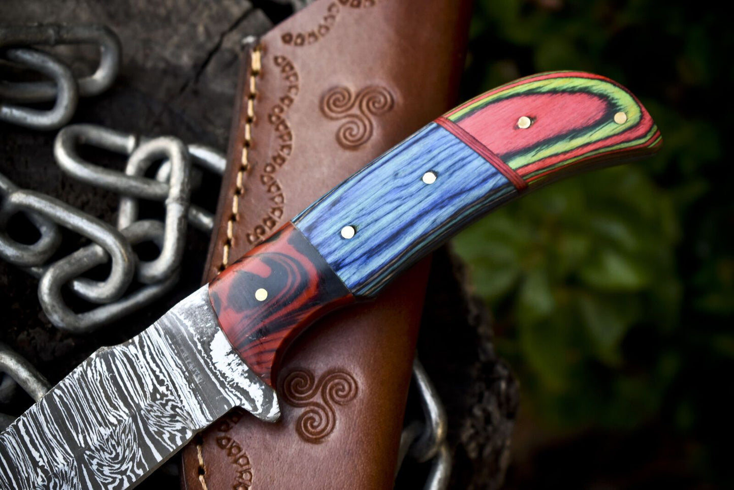 Twist Damascus Skinner Knife with Gut Hook and Hardwood Handle – Custom Hunting Knife with Decorative Finish and Sheath