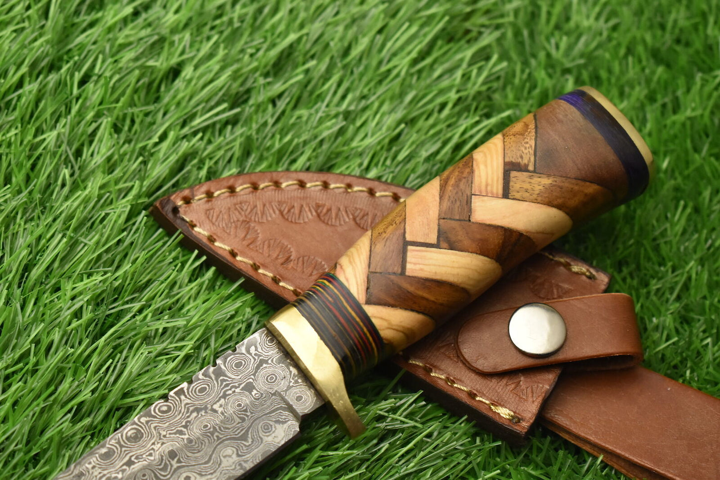 Damascus Steel Skinner Knife – Hardwood Handle with Brass Guard and Leather Sheath for Hunting and Hiking
