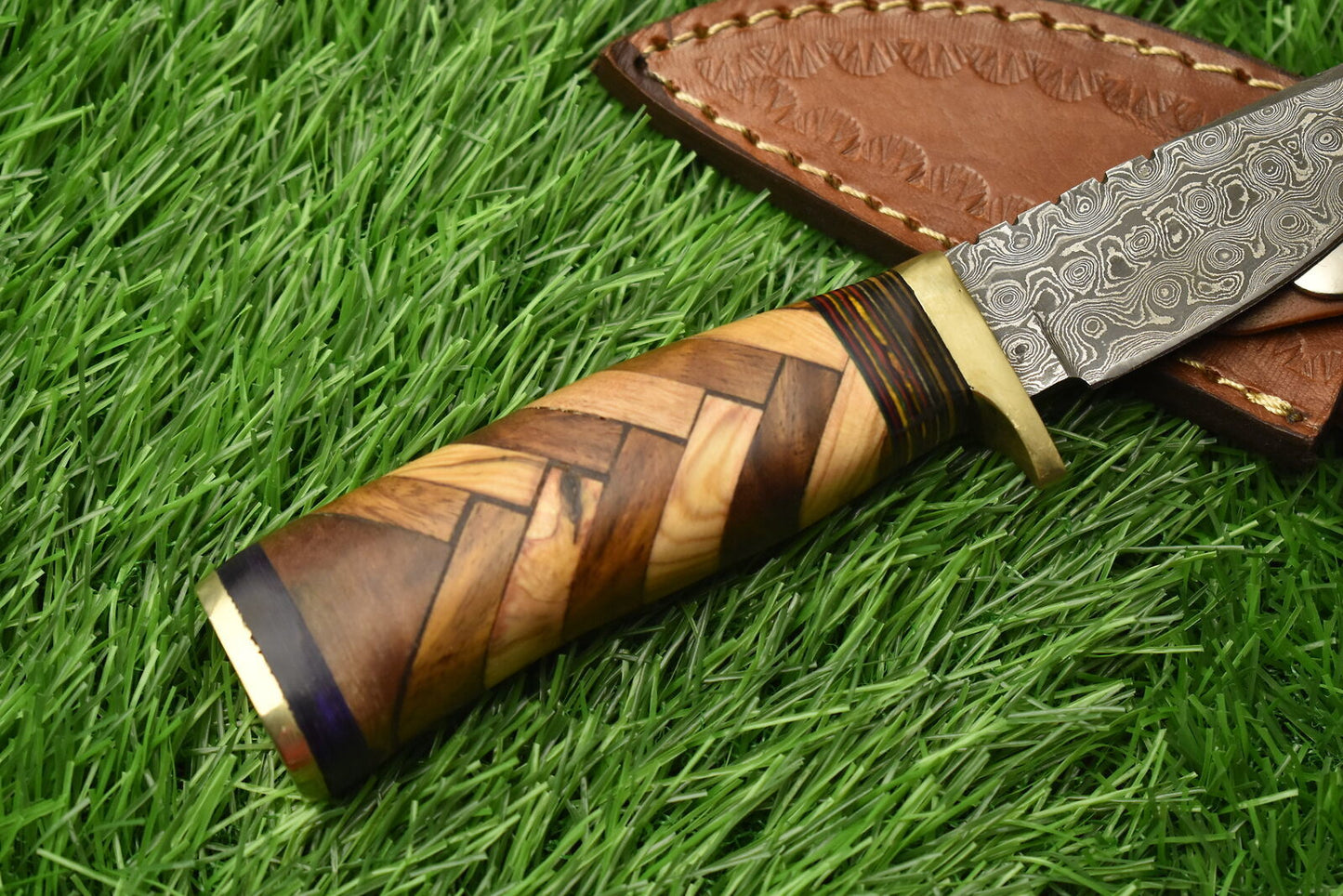 Damascus Steel Skinner Knife – Hardwood Handle with Brass Guard and Leather Sheath for Hunting and Hiking