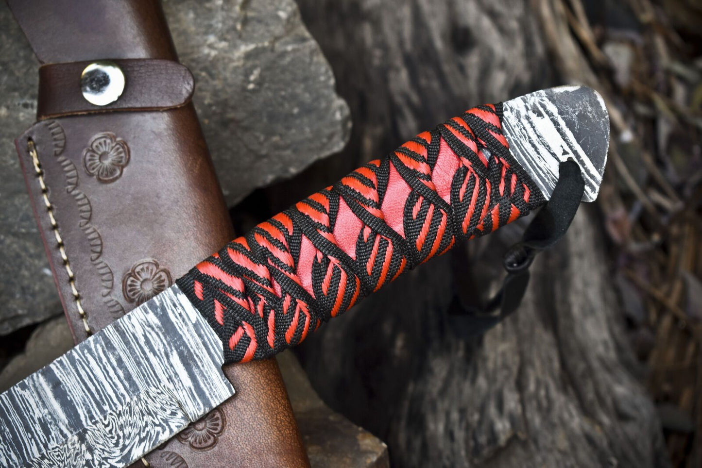 Twist Pattern Damascus Hunting Skinner Knife – Paracord Wrapped Handle with Leather Sheath for Outdoor & Survival Use