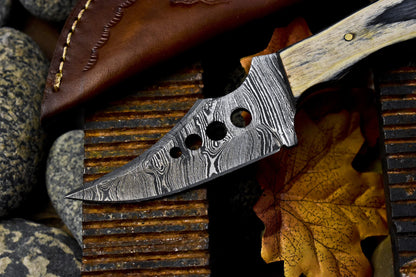 Handmade Skinner Knife Twist Damascus Hard Wood Camping Razor Sharp