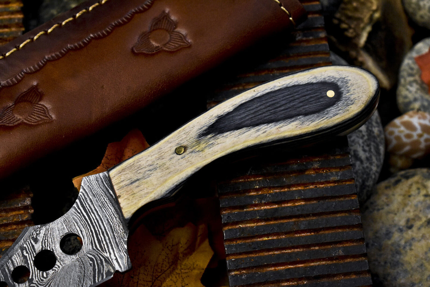 Handmade Skinner Knife Twist Damascus Hard Wood Camping Razor Sharp
