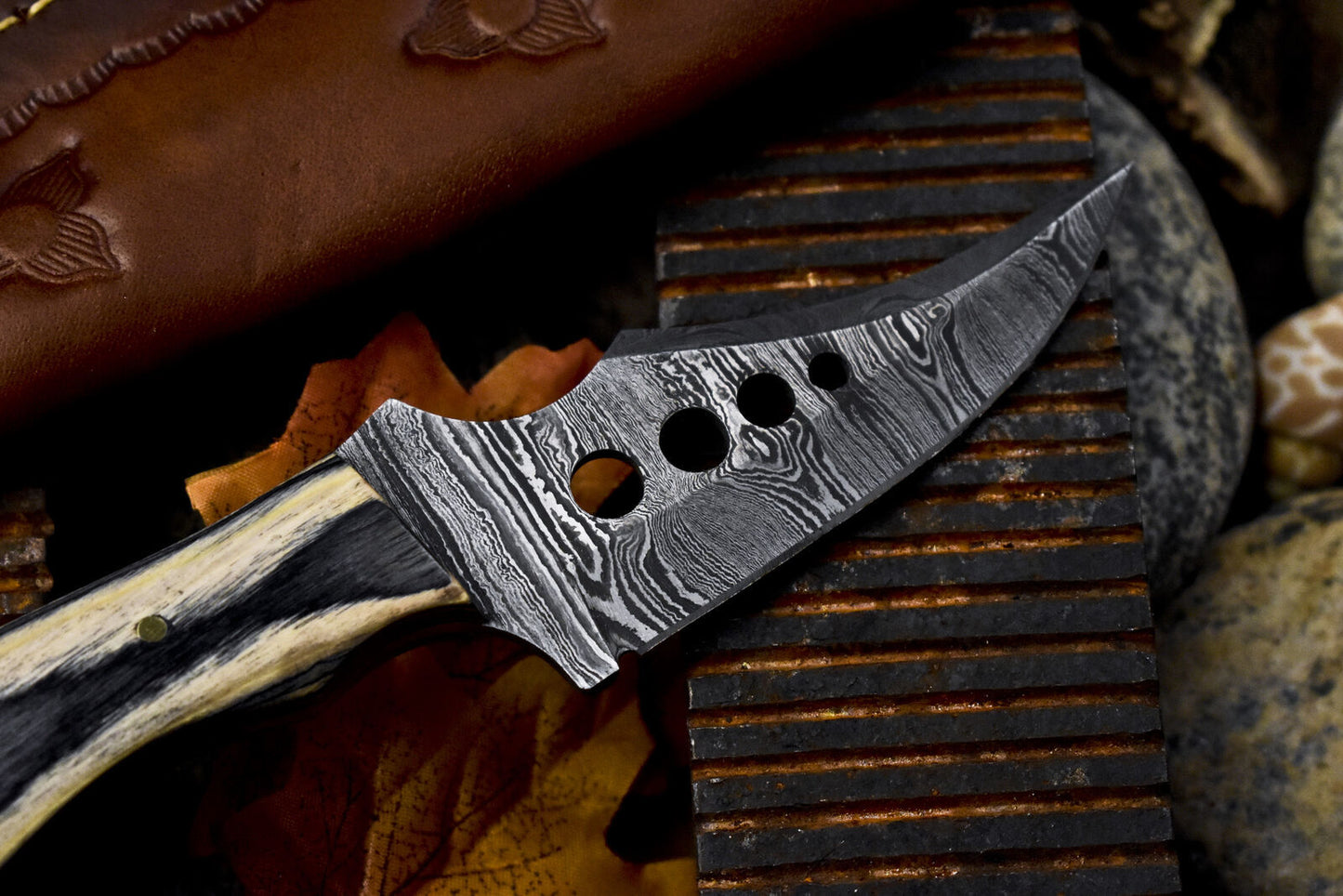 Handmade Skinner Knife Twist Damascus Hard Wood Camping Razor Sharp