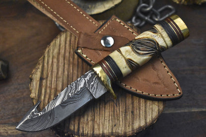 Custom Forged Damascus Skinner Knife with Gut Hook and Hard Wood Handle – Twist Pattern Hunting Knife with Brass Guard