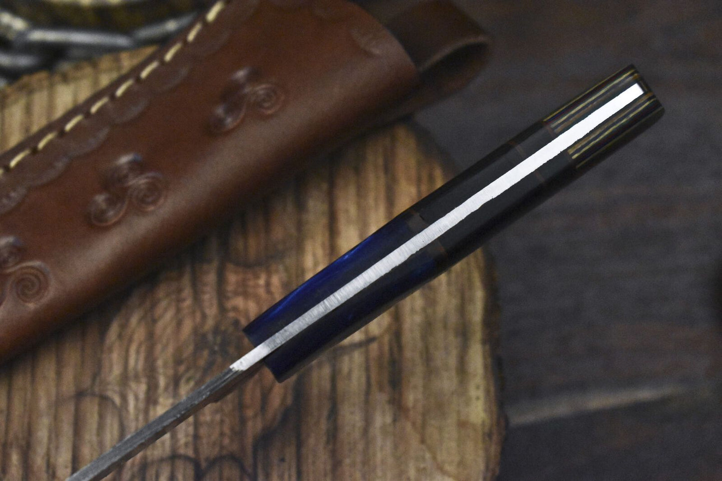 Forged Twist Damascus Skinner Knife with Hard Wood Handle for Hunting