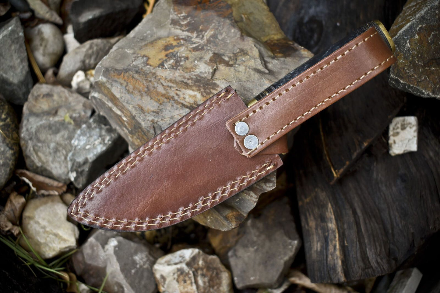 Twist Damascus Skinner Knife with Gut Hook and Corain Handle – 8 Inch Hunting Knife with Leather Sheath
