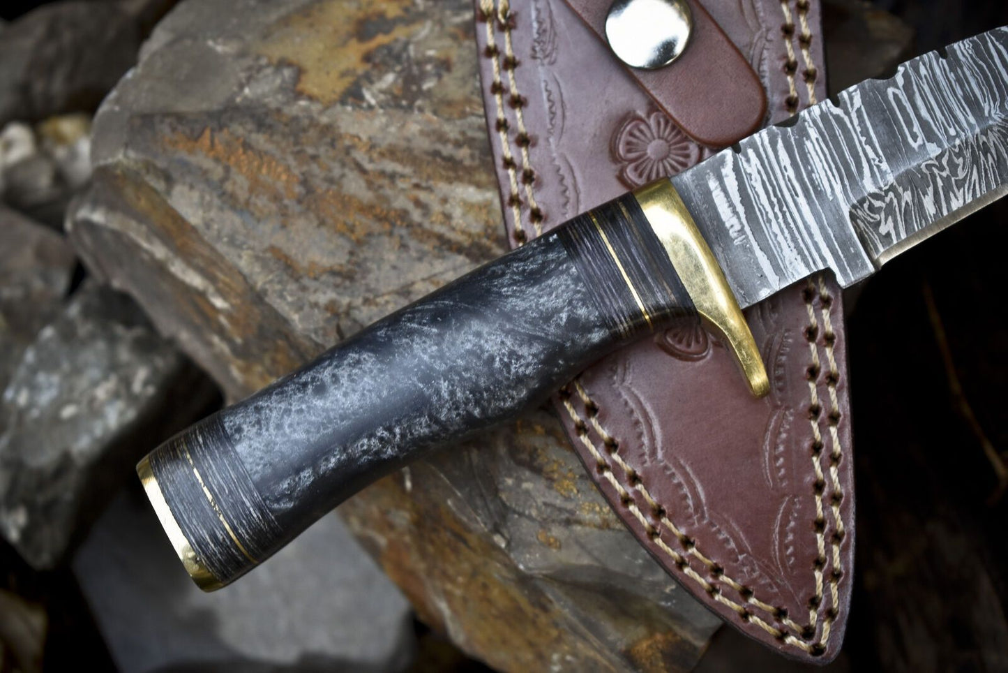 Twist Damascus Skinner Knife with Gut Hook and Corain Handle – 8 Inch Hunting Knife with Leather Sheath