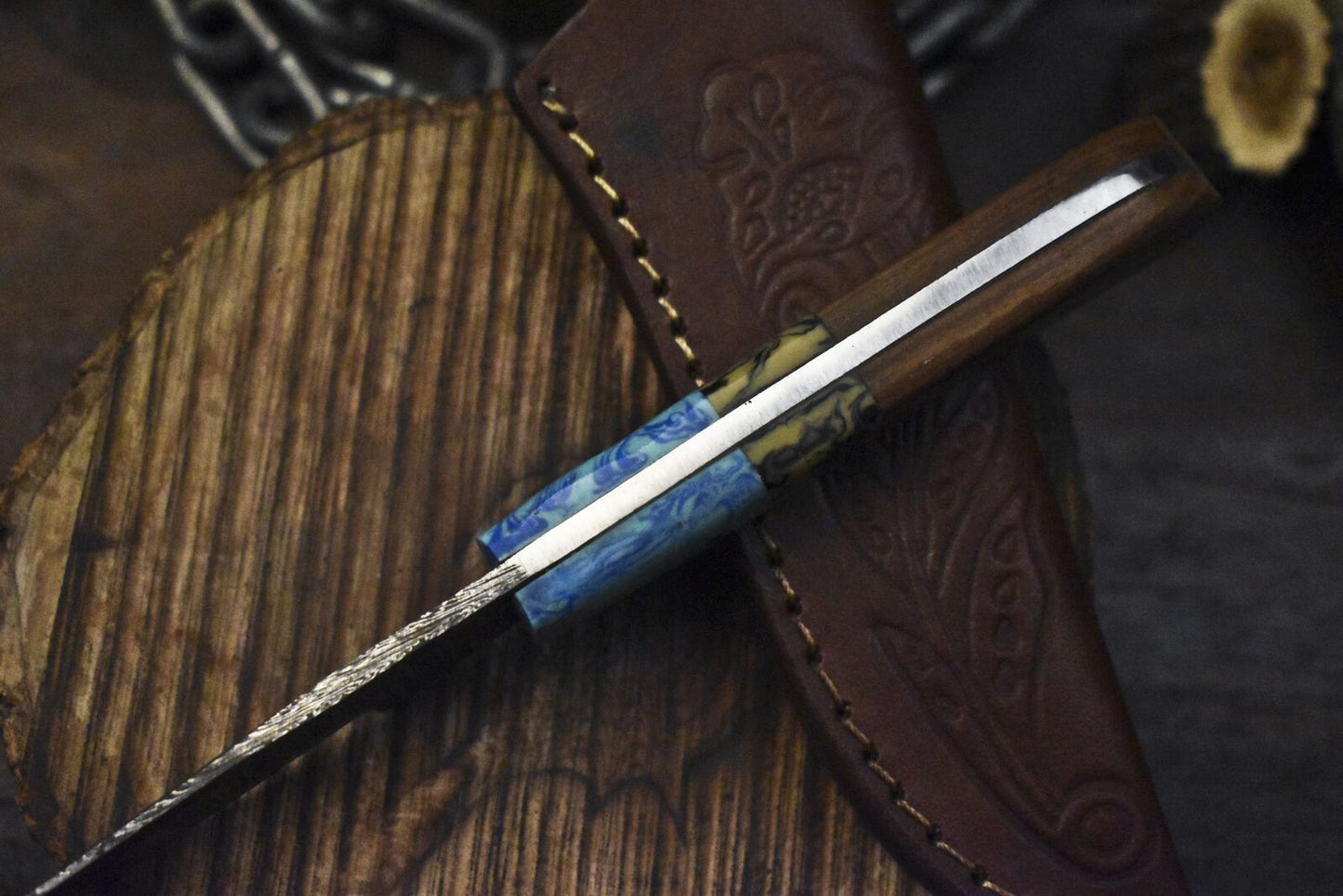 Twist Damascus Skinner Knife with Walnut Wood Handle for Outdoor Hunting