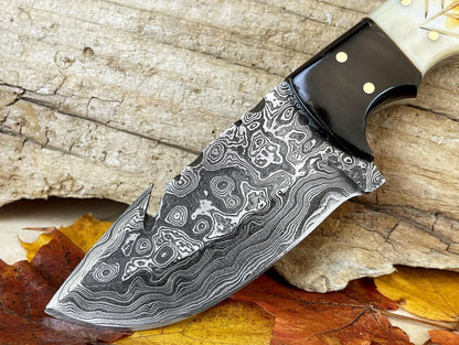 Full Tang Damascus Gut Hook Knife – Burnt Camel Bone & Buffalo Horn Handle with Leather Sheath