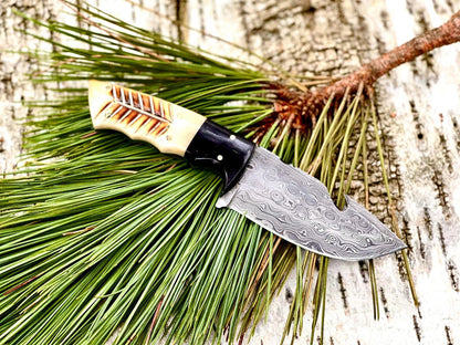 Full Tang Damascus Gut Hook Knife – Burnt Camel Bone & Buffalo Horn Handle with Leather Sheath
