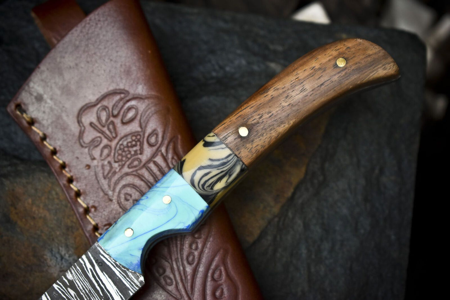 Twist Pattern Damascus Skinner Knife with Walnut Wood Handle – Handmade Fixed Blade Outdoor Tool