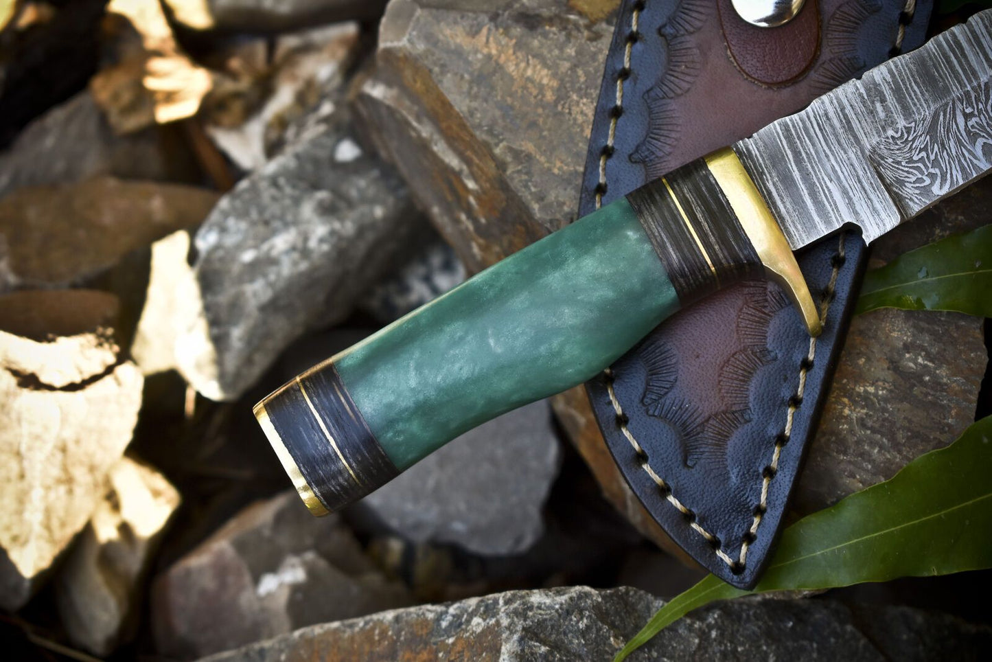 Twist Damascus Skinner Knife with Gut Hook and Corain Handle – 8.5" Custom Hunting Knife for Hiking with Sheath