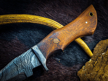 Custom Handmade Damascus Steel Skinner Hunting Knife with D2 Tool Steel Blade