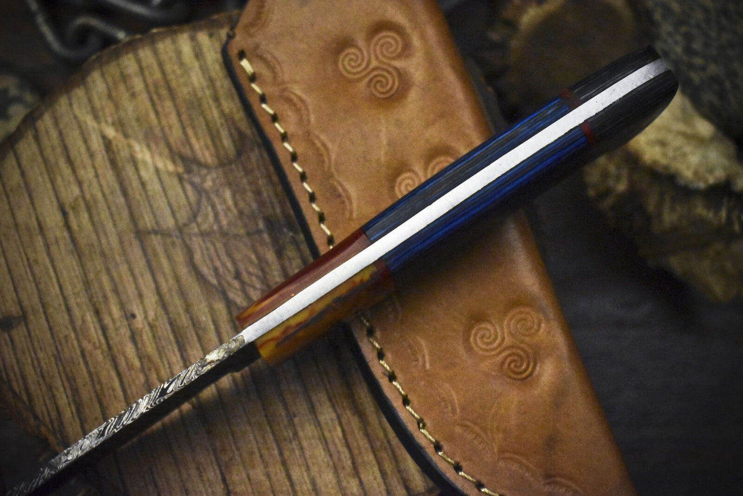 Custom Twist Damascus Skinner Knife with Gut Hook and Hardwood Handle – Handmade Hunting Knife with Leather Sheath