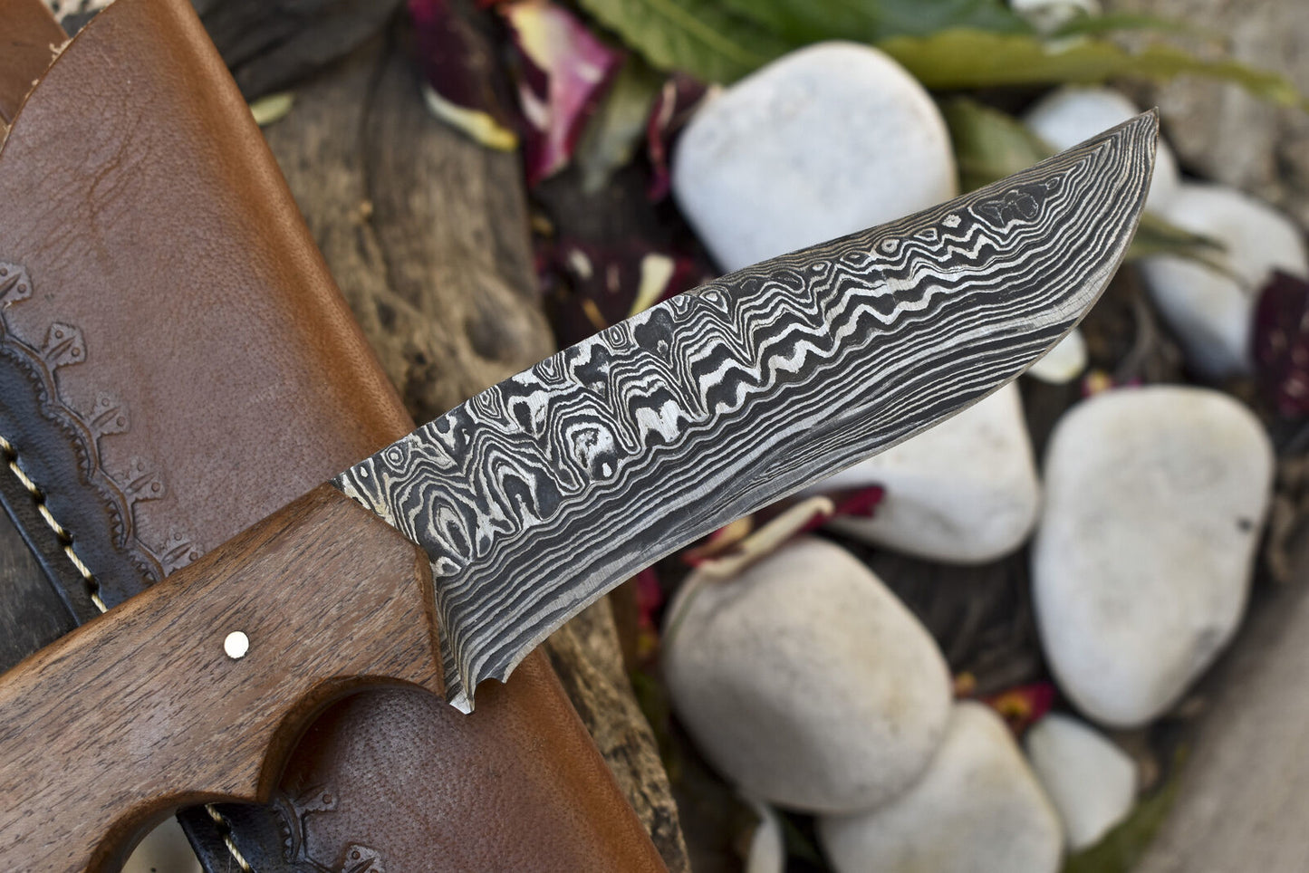 Twist Damascus Hunting Skinner Knife with Walnut Wood Handle – Custom Forged Survival Blade