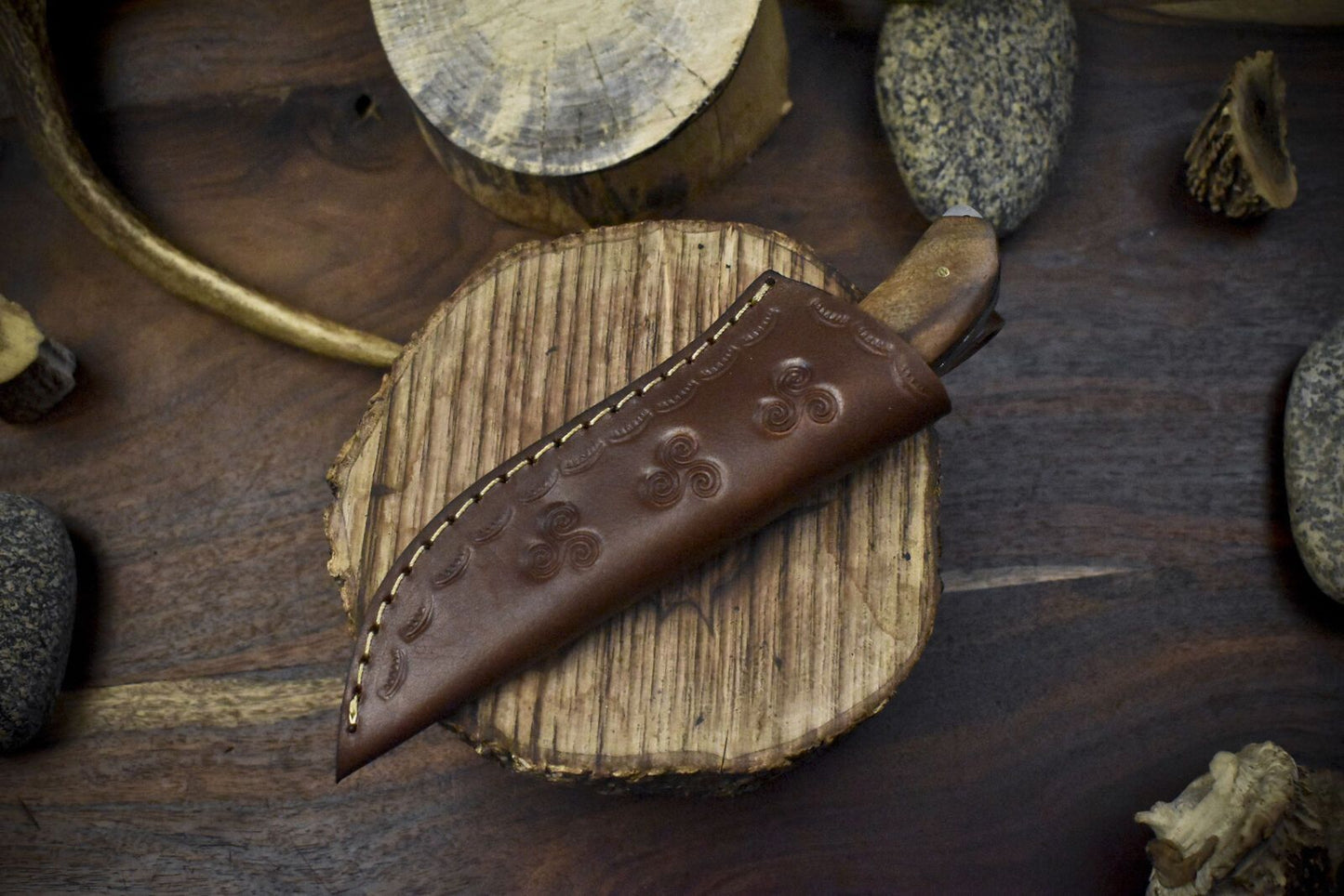 Handmade Damascus Skinner Knife with Gut Hook Walnut Wood Handle Hunter Tool