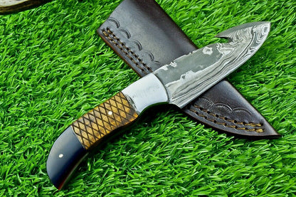 8.25" Damascus Bowie Knife – Full Tang with Olive Wood & Buffalo Horn Handle