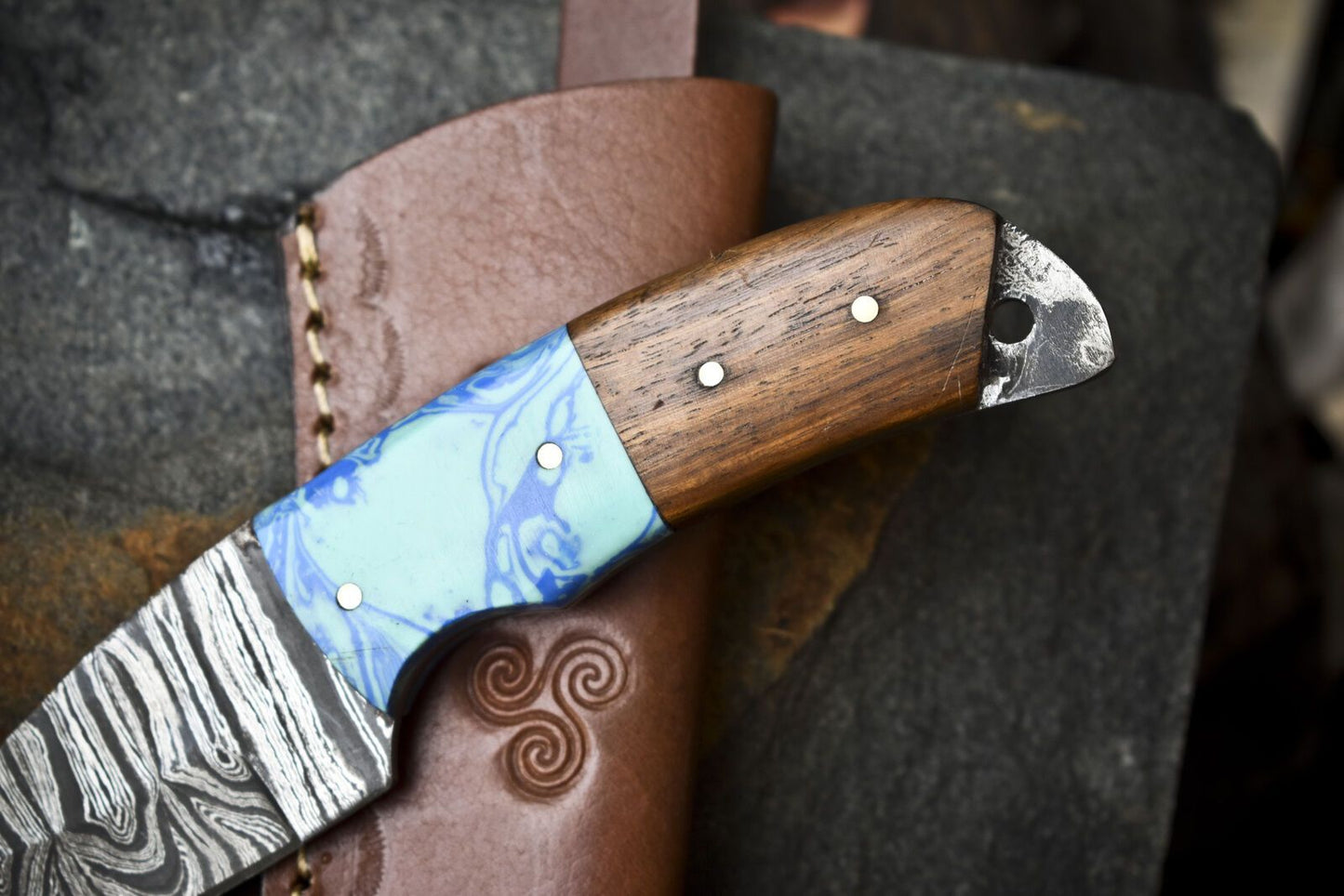 Twist Damascus Gut Hook Skinner Knife with Walnut Wood Handle – Custom Handmade Hunting Knife
