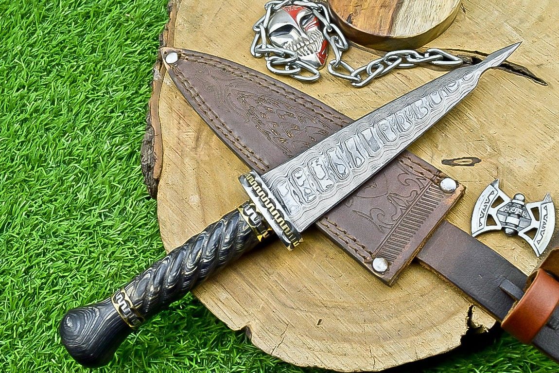 13.5" Premium Damascus Bowie Knife – Hardwood Handle with Leather Sheath