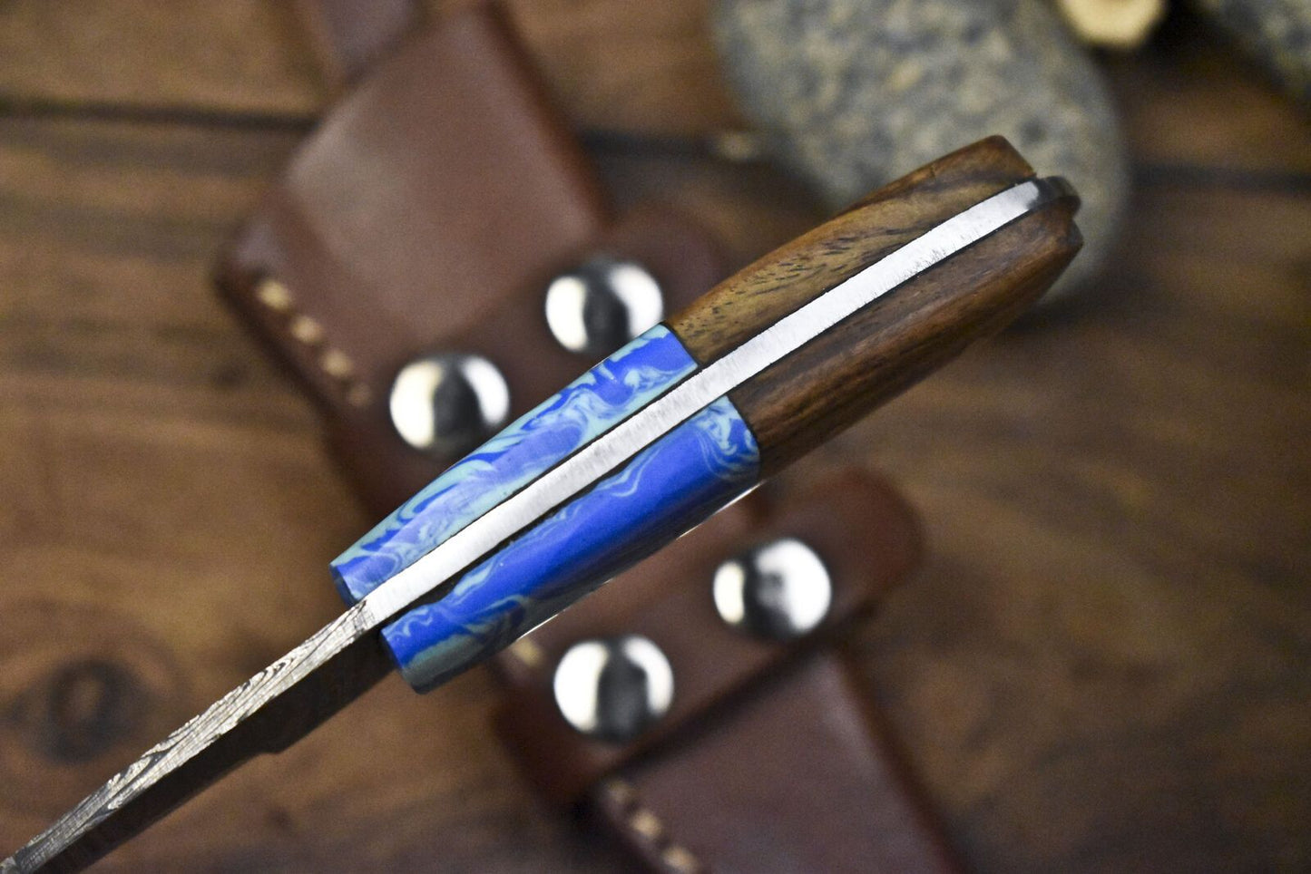 Forged Twist Damascus Skinner Knife with Gut Hook and Walnut Wood Handle – Outdoor Hunting Tool
