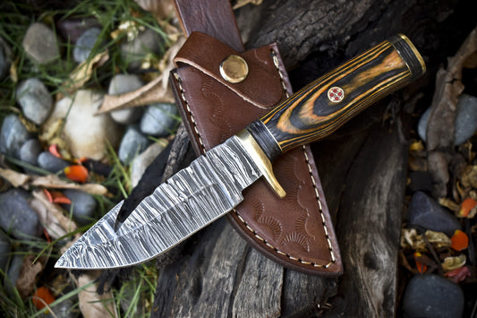8.0 in Hot Item Skinner Knife w Gut Hook Twist Damascus Hard Wood Outdoor
