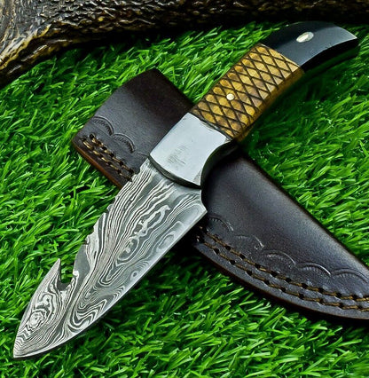  8.25" Damascus Bowie Knife – Full Tang with Olive Wood & Buffalo Horn Handle