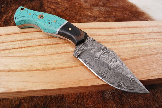 8 Inch Full Tang Damascus Hunting Skinner Knife – Handmade with Leather Sheath