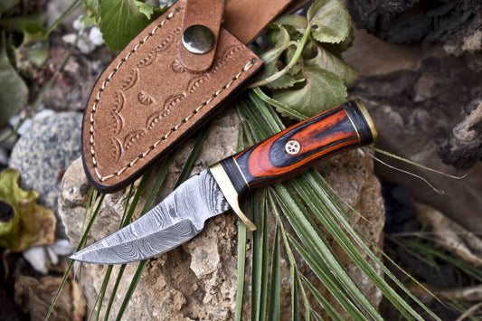 Compact Damascus Steel Skinner Knife with Hardwood Handle and Brass Guard – EDC Hunting Blade with Leather Sheath