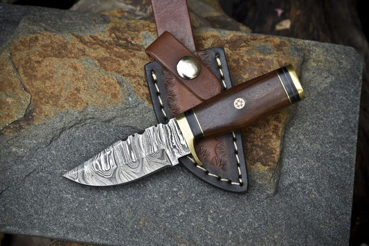 Compact Twist Damascus Skinner Knife with Walnut Wood Handle and Brass Guard – Handmade Outdoor Hunting Blade