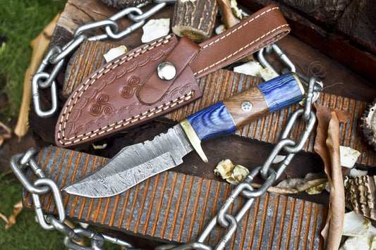 Custom Fire Pattern Damascus Skinner Knife – Hardwood Handle with Brass Guard & Leather Sheath