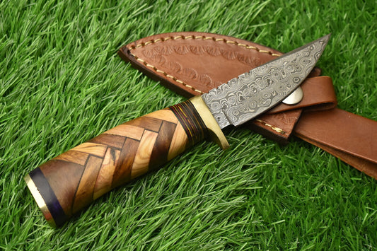 Damascus Steel Skinner Knife – Hardwood Handle with Brass Guard and Leather Sheath for Hunting and Hiking