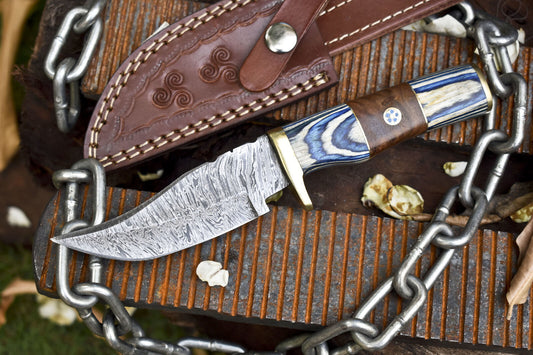   Fire Pattern Damascus Skinner Knife – Hardwood Handle with Brass Guard & Leather Sheath