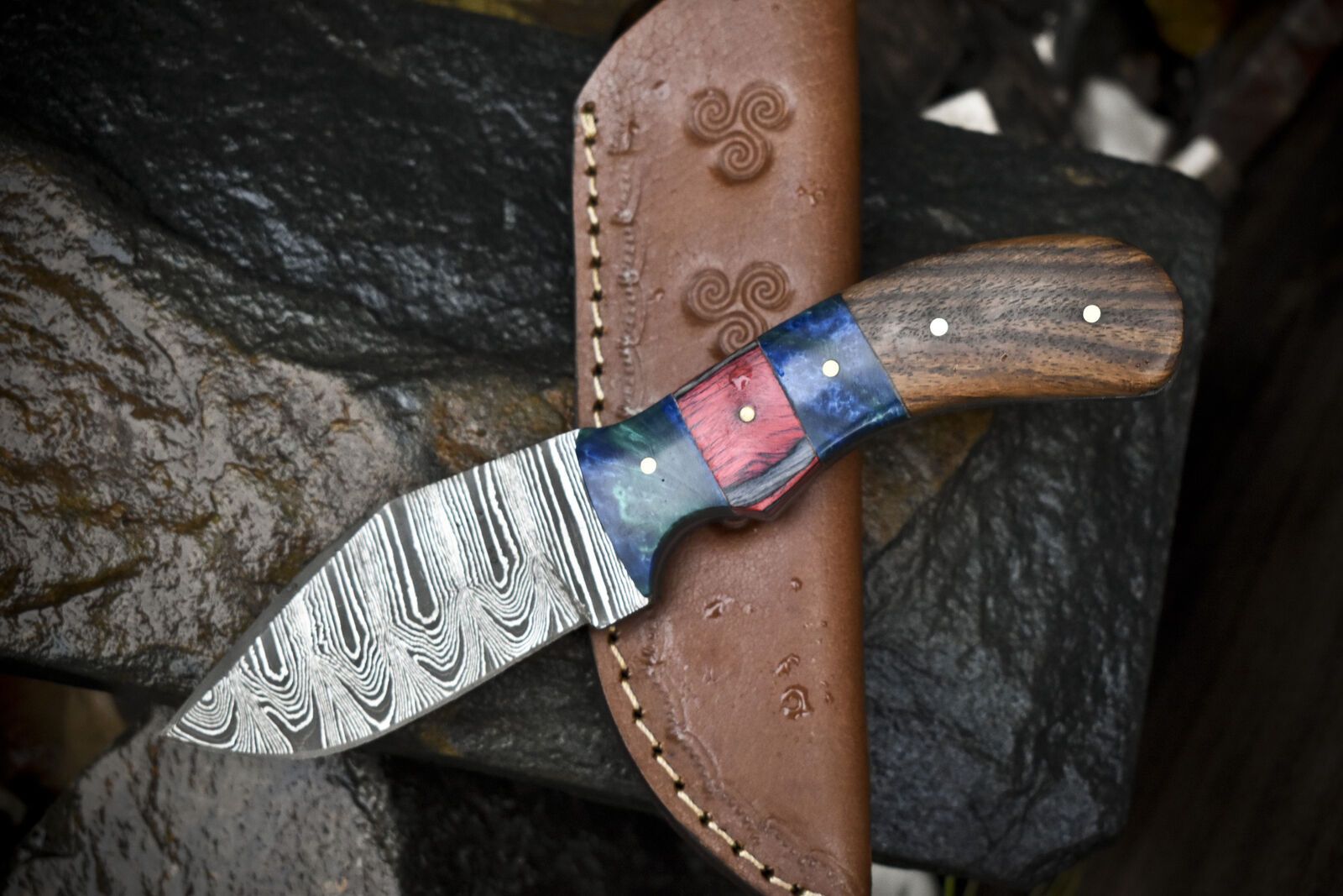 Forged Twist Damascus Skinner Knife Walnut Wood Hunting Sports Tool