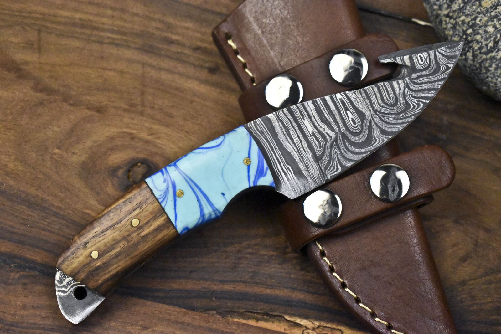 Forged Twist Damascus Skinner Knife with Gut Hook and Walnut Wood Handle – Outdoor Hunting Tool
