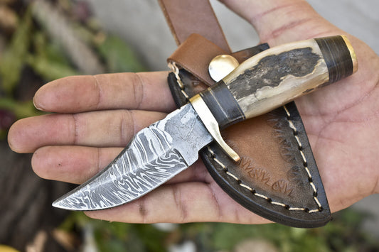 Forged Twist Damascus Skinner Knife with Ram’s Horn Handle and Brass Guard – Compact Hunting Blade