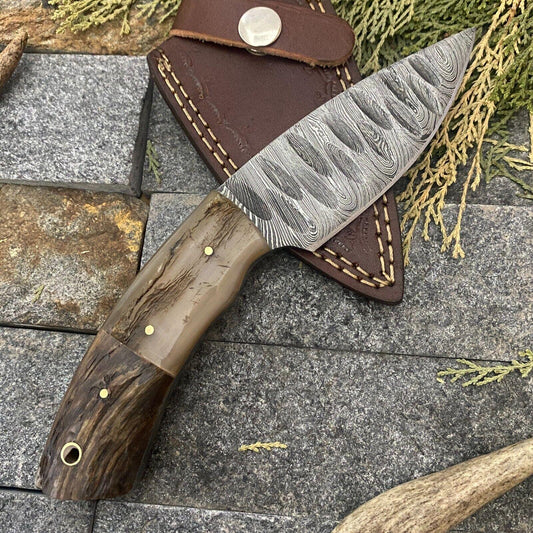 Hand-Forged Damascus EDC Bowie Knife – Ram Horn Handle & Leather Sheath